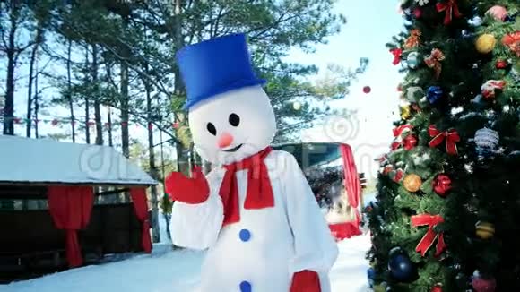 孩子们动画师雪人跳舞的雪人滑稽的男人在圣诞树的背景上穿着花哨的裙子跳舞视频的预览图
