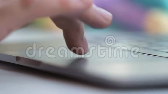 手指靠近触摸板的人选定的焦点视频的预览图