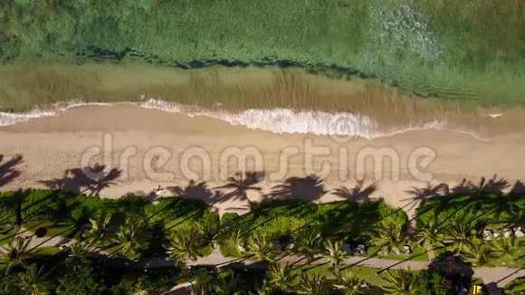 夏威夷莫伊岛奢华的海滩美丽的海水和自然的仙女鸟瞰视频的预览图