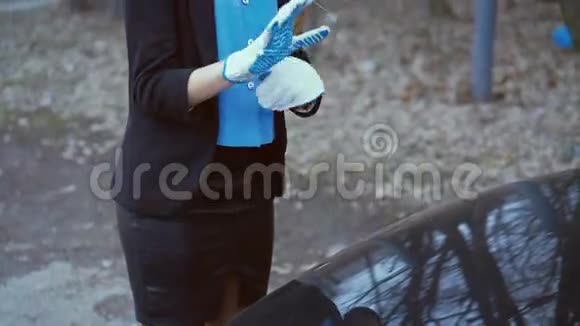 优雅的女士戴着手套打开车罩看上去很漂亮视频的预览图
