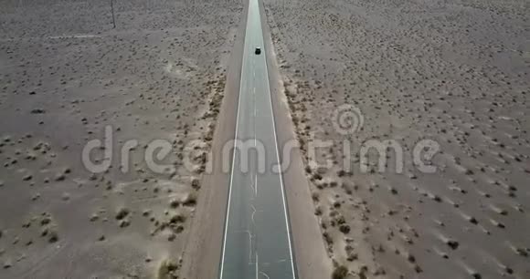 美国死亡谷高速公路上的黑色越野车视频的预览图