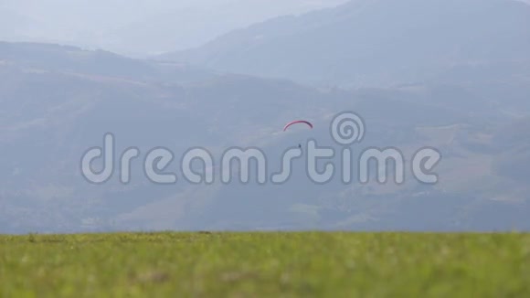 在山上滑翔伞飞行视频的预览图