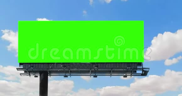 用彩色钥匙绿色屏幕的空广告牌在蓝天上用云彩消磨时间广告视频的预览图