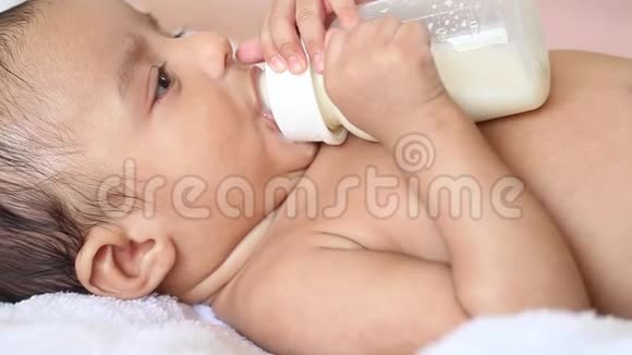 小男孩从瓶子里喝牛奶视频的预览图