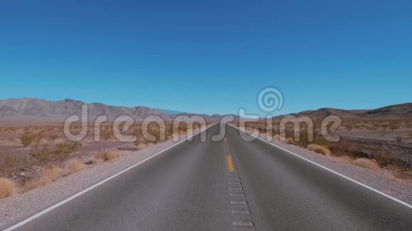 内华达沙漠里空荡荡的街道视频的预览图