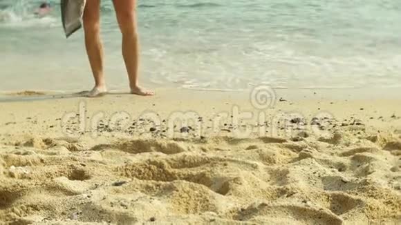 在热带沙滩上休息的行人4k视频的预览图