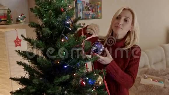 妈妈挂在圣诞树上的新年玩具视频的预览图
