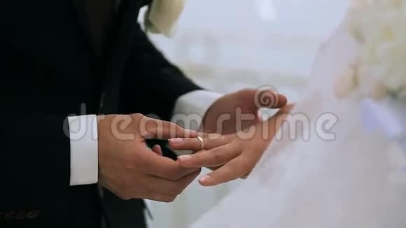 新郎戴着戒指新娘视频的预览图