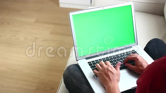 在笔记本电脑上打字的人视频的预览图