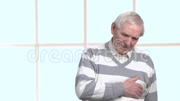胸部不适的老人视频的预览图