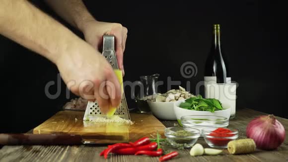 厨师是在灰色背景上的切割板上磨碎奶酪视频的预览图