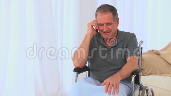 坐在轮椅上有电话的男性视频的预览图