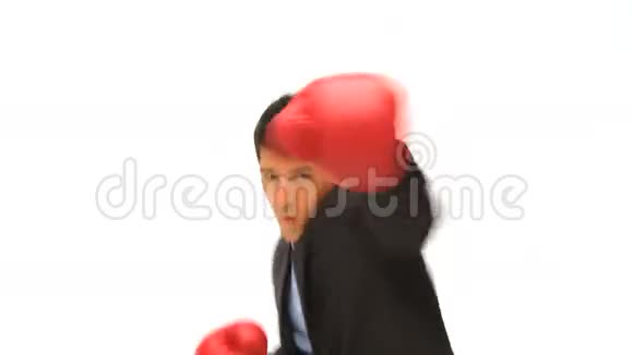 穿着商务服戴拳击手套的男人视频的预览图