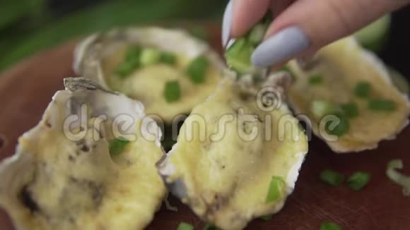 健康的海鲜在一家餐厅提供带有奶酪和洋葱的开放式牡蛎视频的预览图