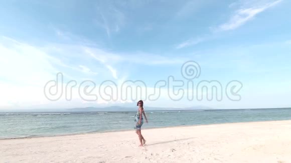 暑假的女人在海滩上玩得很开心在阳光下无忧无虑地跳舞旋转着热带岛屿努沙视频的预览图