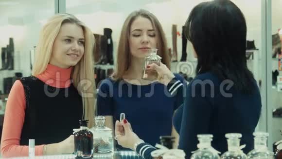 女孩们在商场里选择香水视频的预览图