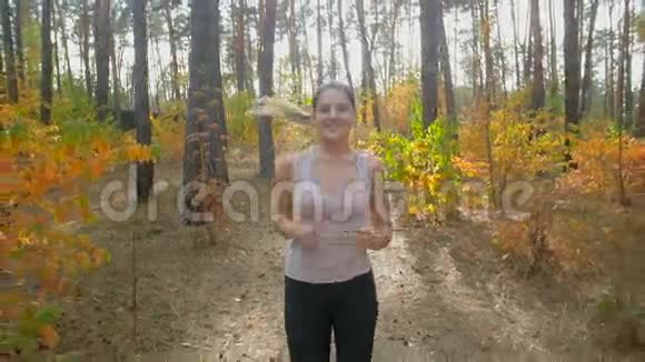 在秋林慢跑的美女慢镜头视频的预览图