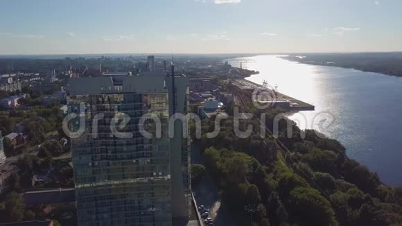 城市景观在白天时间接近晚上时间剪辑阳光明媚的一天河边高楼的俯视图视频的预览图