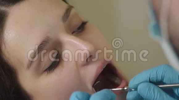 年轻女性牙齿的牙医视频的预览图