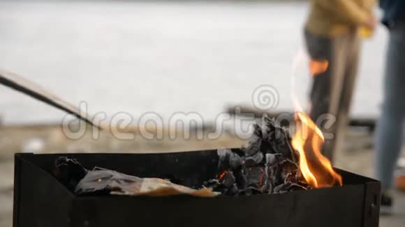 一个男人的特写镜头在燃烧的煤堆里视频的预览图