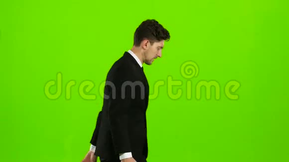 男人手里拿着一个公文包他冲过去绿色屏幕视频的预览图