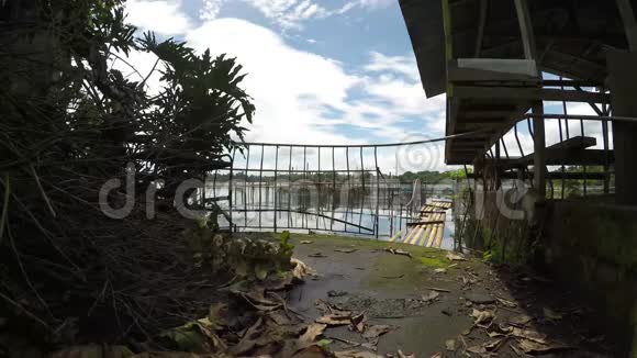 沿湖岸而建的竹结构视频的预览图