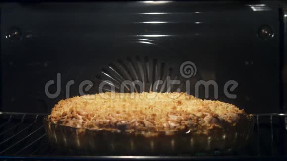 烤箱里的苹果派时光流逝在厨房的时间间隔内把自制的馅饼烤好视频的预览图