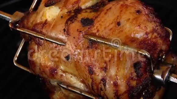 香鸡是用烤架上的烤串烤的视频的预览图