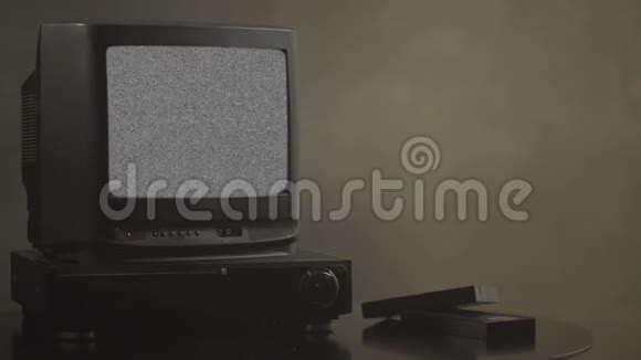 带噪音的电视电视测试卡复古硬件1980故障艺术展示静态错误断传噪音电视屏幕视频的预览图