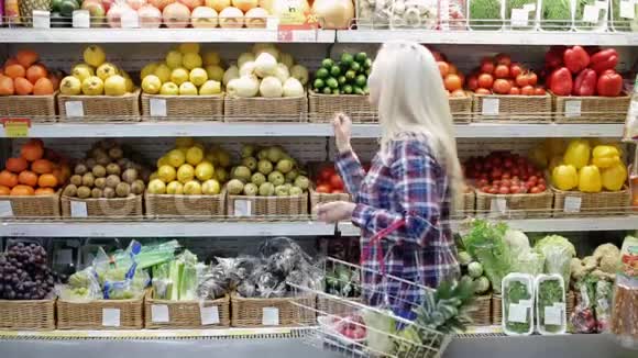 女人在超市里吃水果视频的预览图