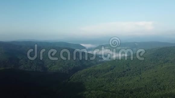 阳光明媚的早晨雾霭笼罩着高加索山脉的空中景观视频的预览图