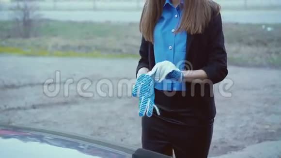 优雅的女士戴着手套打开车罩看上去很漂亮视频的预览图