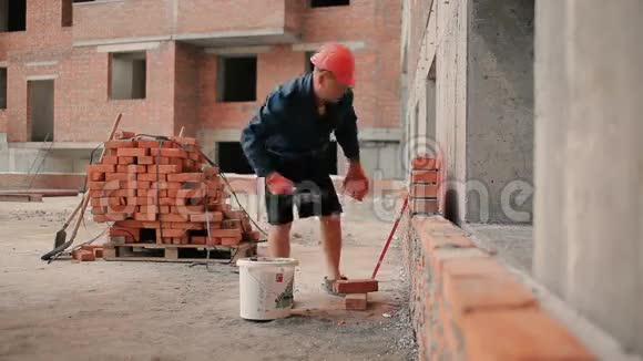 那人在建筑工地上筑砖墙视频的预览图