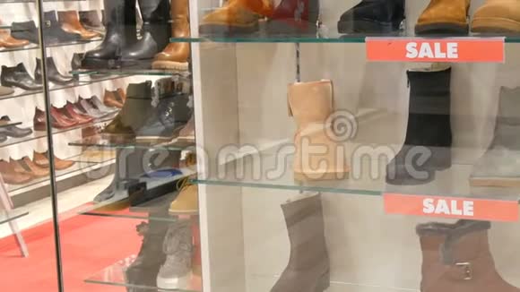 出售铭文的玻璃橱窗鞋店时尚秋冬鞋柜台上的昂贵视频的预览图