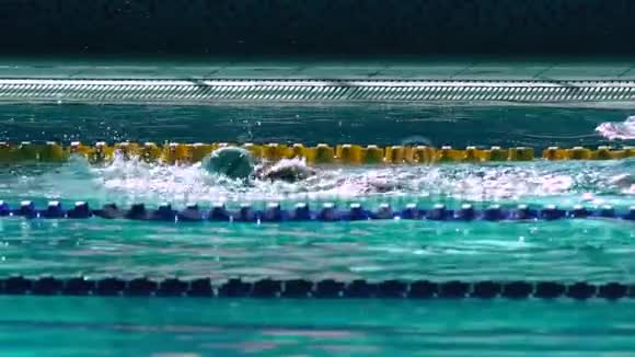 鳄鱼游泳运动员在游泳池里练习视频的预览图