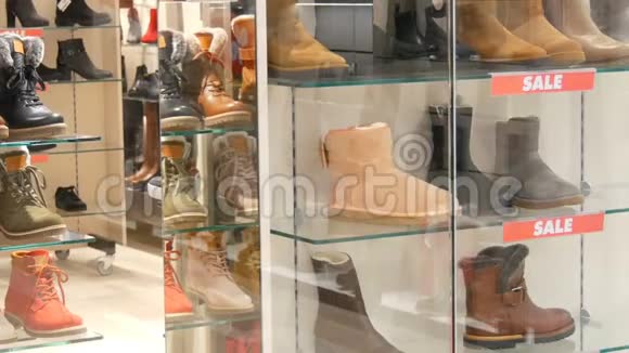 出售铭文的玻璃橱窗鞋店时尚秋冬鞋柜台上的昂贵视频的预览图