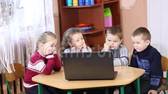 孩子们看着电脑视频的预览图