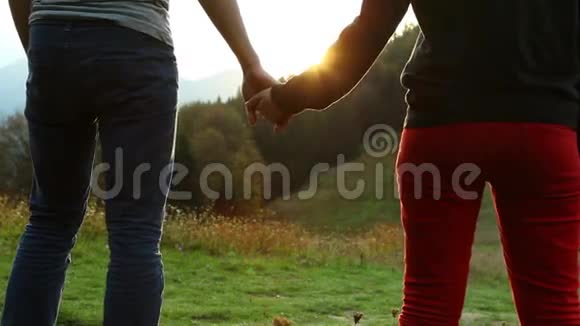 浪漫的青少年夫妇在山上散步等待日落视频的预览图