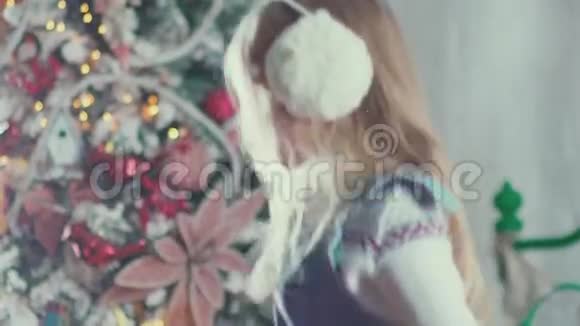 小女孩在新年的室内床上蹦蹦跳跳圣诞小孩视频的预览图