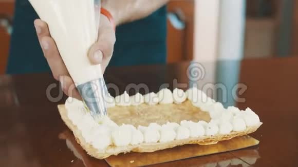 在蛋糕层上面包师傅用鞭子抽打奶油视频的预览图