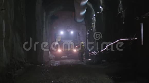 在隧道内工作的大型施工卡车视频的预览图