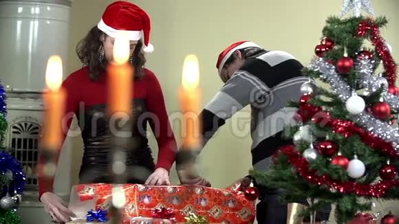 一对享受圣诞礼物的情侣视频的预览图