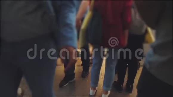 人们挤地铁地铁地铁地铁站台上的人离开了火车人群中的人群视频的预览图