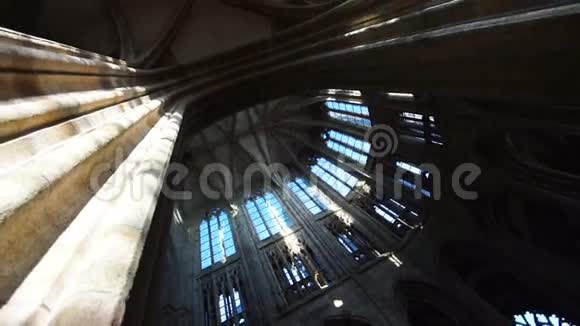 摄像机旋转在圣米歇尔山的寺庙的拱门下视频的预览图