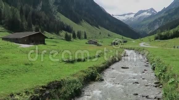 有草地和溪流的齐勒塔尔山谷景观位于蒂罗尔州奥地利的舍纳奇塔尔山谷视频的预览图