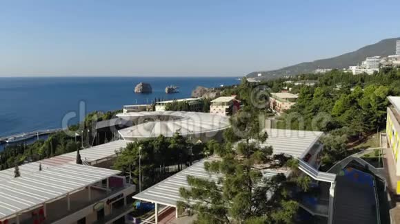 度假村拉古纳海滩小镇景观海洋海岸小城市空中观景视频的预览图