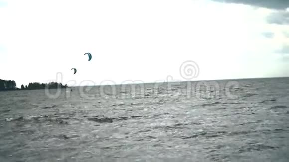 人们在海里风筝冲浪极风筝实时登机视频的预览图