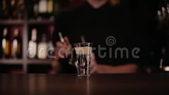 酒保在餐厅做酒精尾专家酒吧老板在夜总会加了配料鸡尾酒视频的预览图