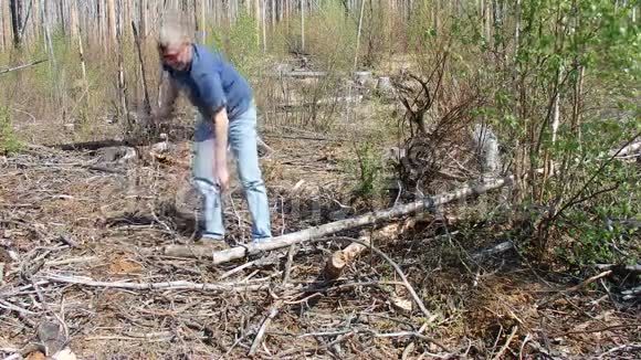 一个在尤孔地区伐木的人视频的预览图