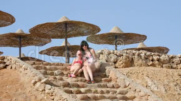 美丽的母亲和女儿允许镜子阳光海滩视频的预览图